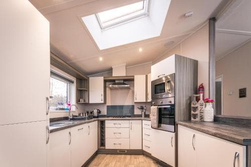 Woodpecker Lodge with Hot Tub Image 2