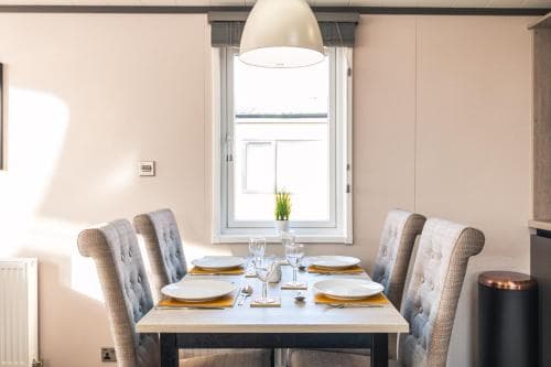 Ebor Lodge With Hot Tub Image 3