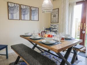 The Fox's Den, Whitby Image 2