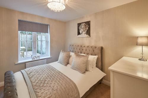 Host & Stay - Starboard Bow Image 3