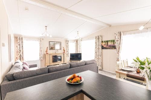 Bluebell Lodge with Hot Tub Image 3