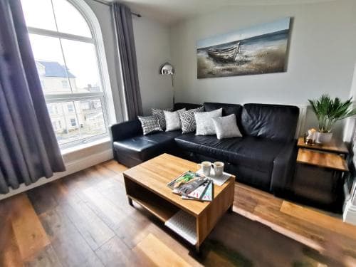 Sunrise View 2 Bed Apartment Sleeps 4 Spa Bath Image 2