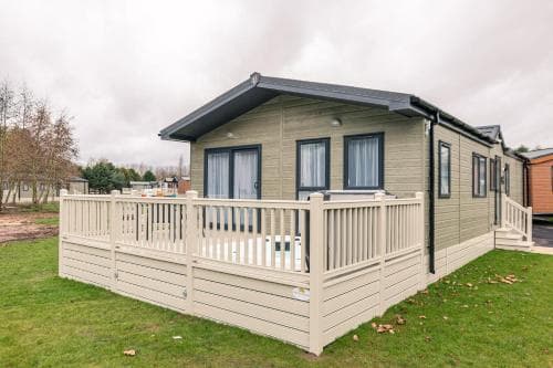 Honeysuckle Lodge with Hot Tub Image 3