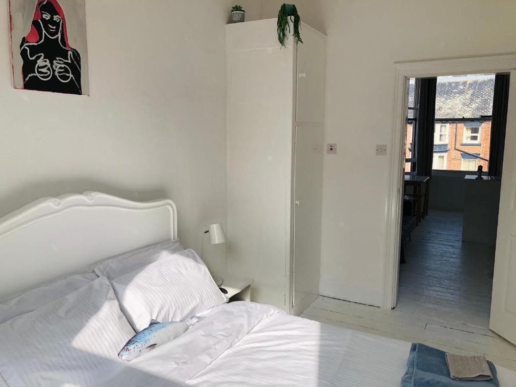 New! Seaside central Scarborough apartment Image 3