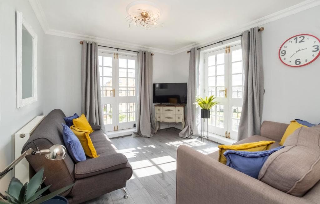 The Boulevard - Stunning 3 Bedroom Apartment With Free Parking Image 1