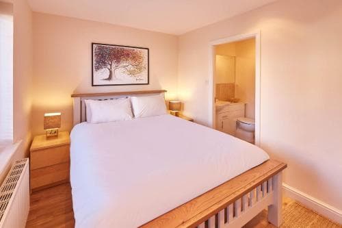 Host & Stay - Starboard Bow Image 8