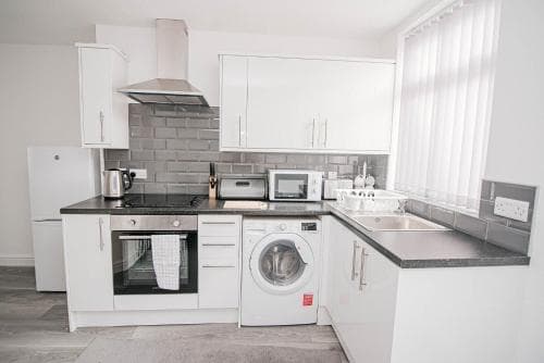 Florence Avenue, Apartment 1 Image 3