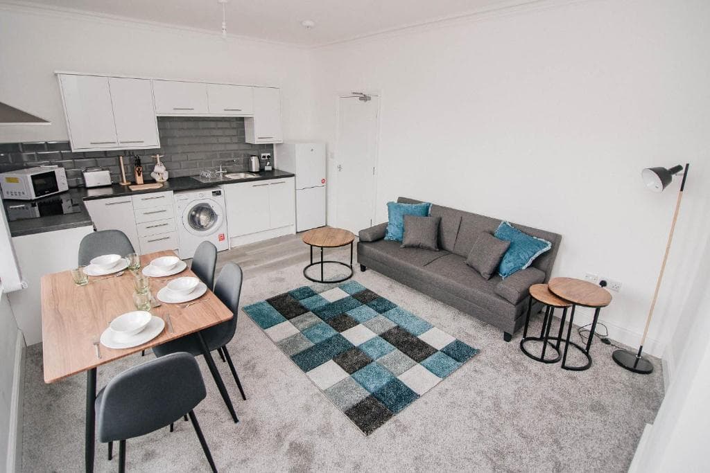 Florence Avenue, Apartment 1 Image 4