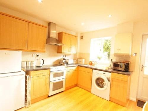 Fantastic 2-Bed House in Hull Garden Sky tv Image 2