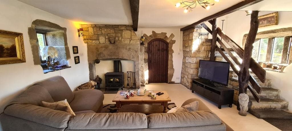 Greave farmhouse 3-Bed Cottage in Todmorden Image 1