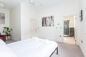 Pass the Keys Hunter House - Spacious & Modern Duplex with Private Parking Image 1