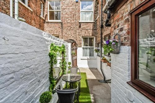 Moss Green - Close to the city centre Image 3