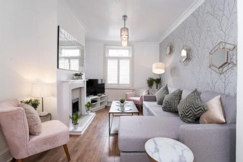 Amberley House, York - with Hot Tub -Free Parking Image 3