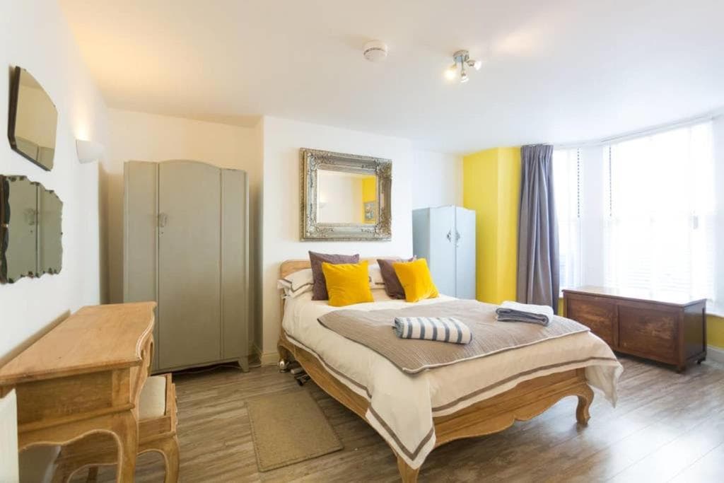 Seaside Hideaway - With parking Image 1