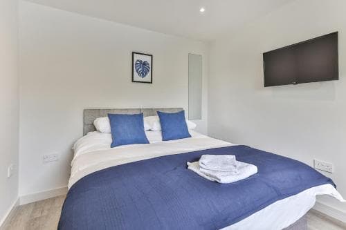 Newly Renovated 3 Bed Apartment with Parking Image 3