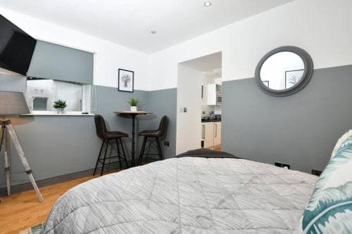 Modern studio apartment in Leeds City Centre (LS1) Image 3