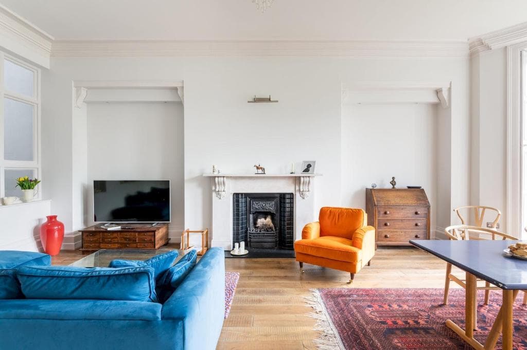 Pass the Keys Bright & Spacious 2 Bed Apt in Victorian Townhouse Image 1