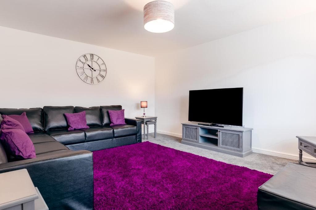 Oakley - Large, Elegant, Dog Friendly & Parking Image 1