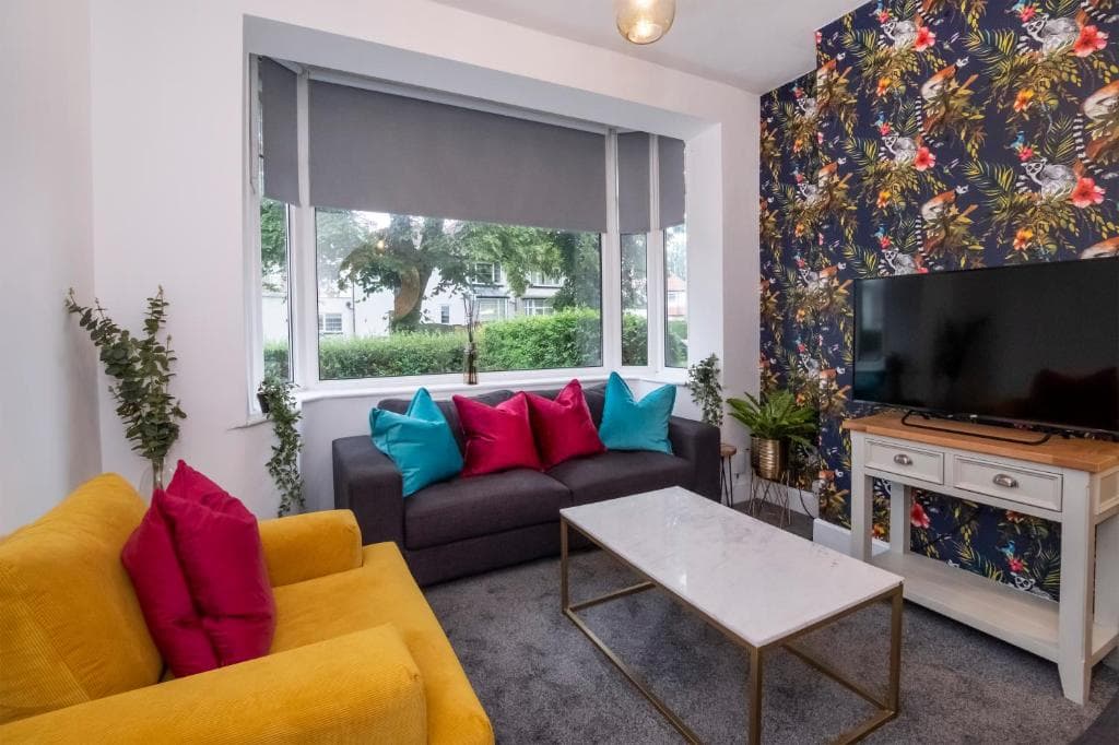 Stylish Hot Tub House with free parking! Image 1