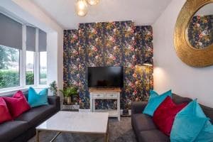 Stylish Hot Tub House with free parking! Image 2