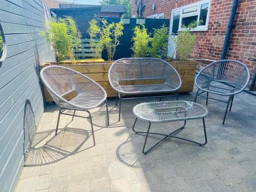 Brand new, cool, contemporary, cedar wood studio. Image 1