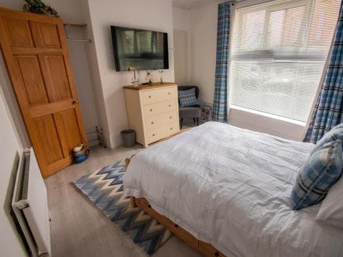 North Bay Holiday Apartment with Internet, Smart TV's and Patio Area Image 3