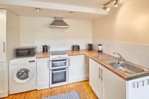 Host & Stay - Mary Lyth Image 6