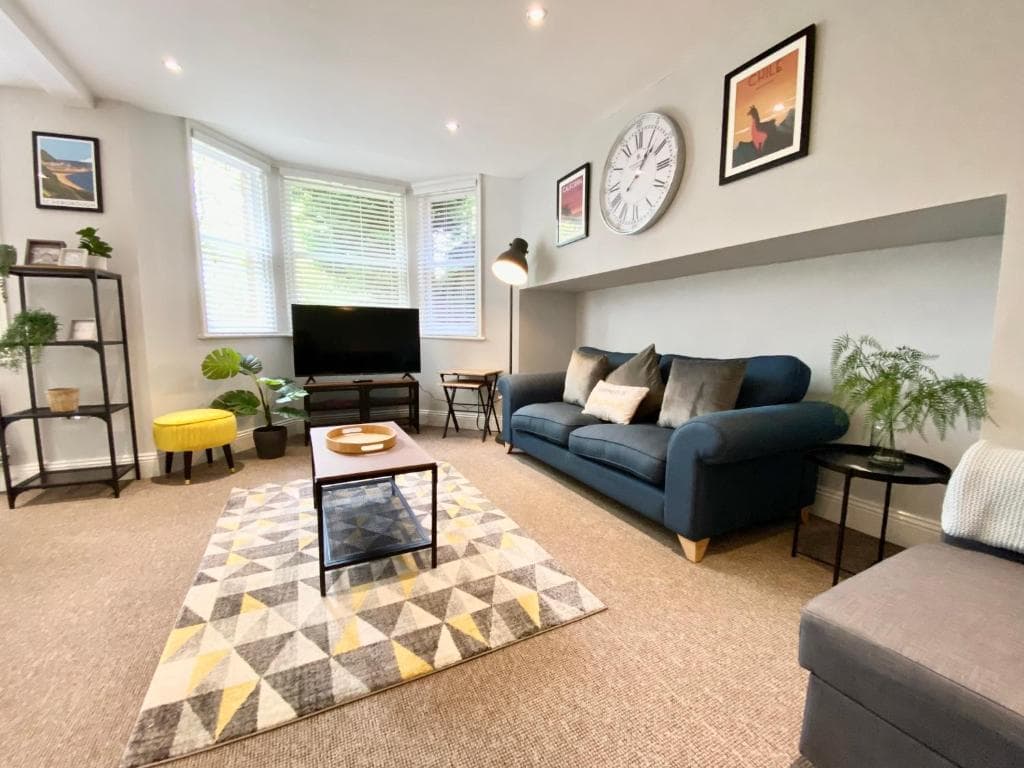 South cliff Apartment with Garden Image 1