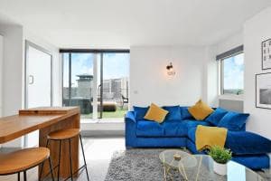 Sheffield Penthouse with Rooftop Terrace & FREE Parking Image 2
