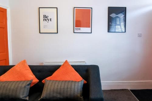 Beautiful 3 Bedroom house - Sleeps 5 Free parking Image 3