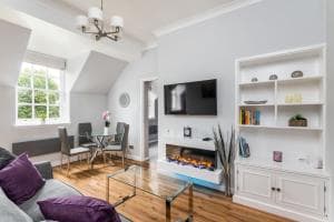 Pass the Keys Modern & Stylish Feversham House with Free Parking Image 2