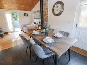 No 77- Honey Bee Lodge Image 2