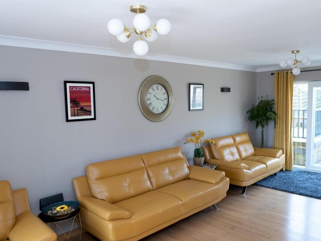 Pass the Keys Amazing 4 bedroom property- Hot tub & Sea Views Image 1