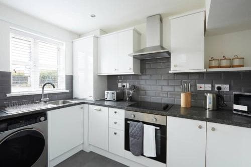 Halifax Gorgeous New Home - 3 bedrooms Image 2