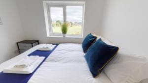 Flexley House 4 Dbl Beds Workstays UK Image 2