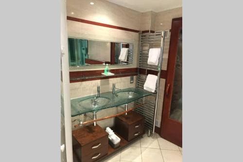 Spacious Luxury 2 bed Flat with Sauna and triple garage Image 3