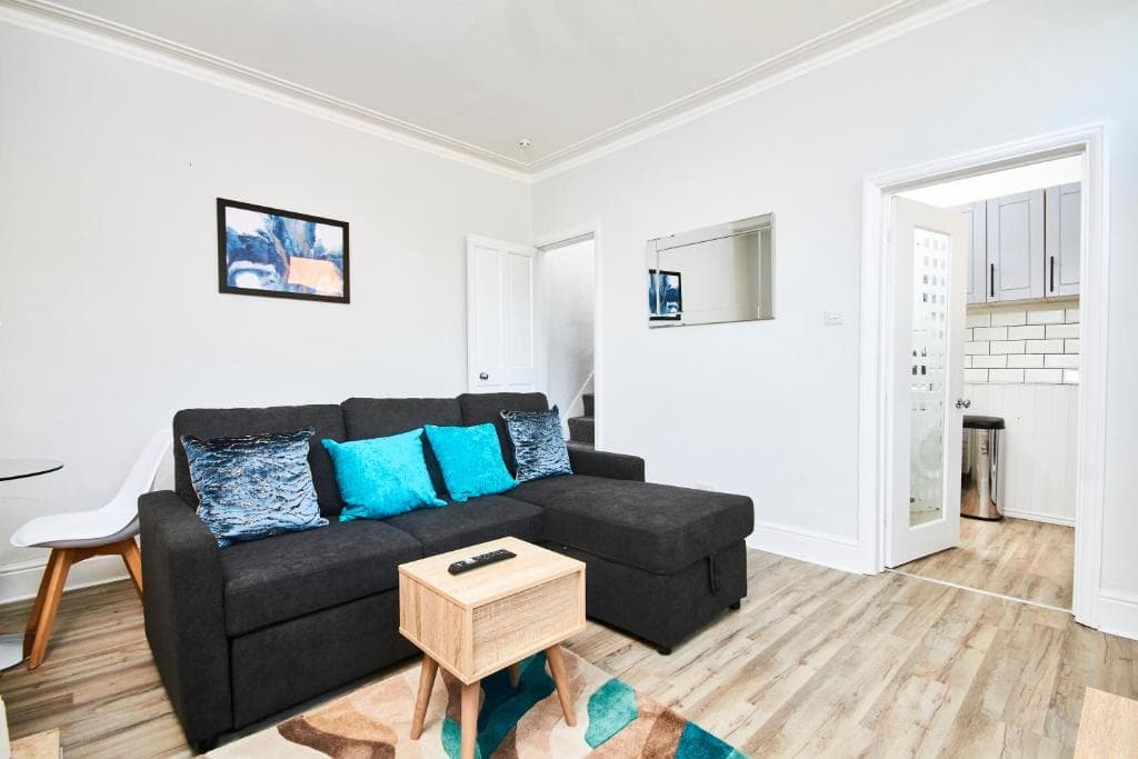 5 minutes from Leeds City Centre - Parking Image 1