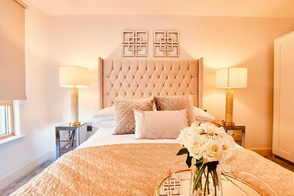 Deluxe City Centre Apt Balcony View& Free Parking! Image 4