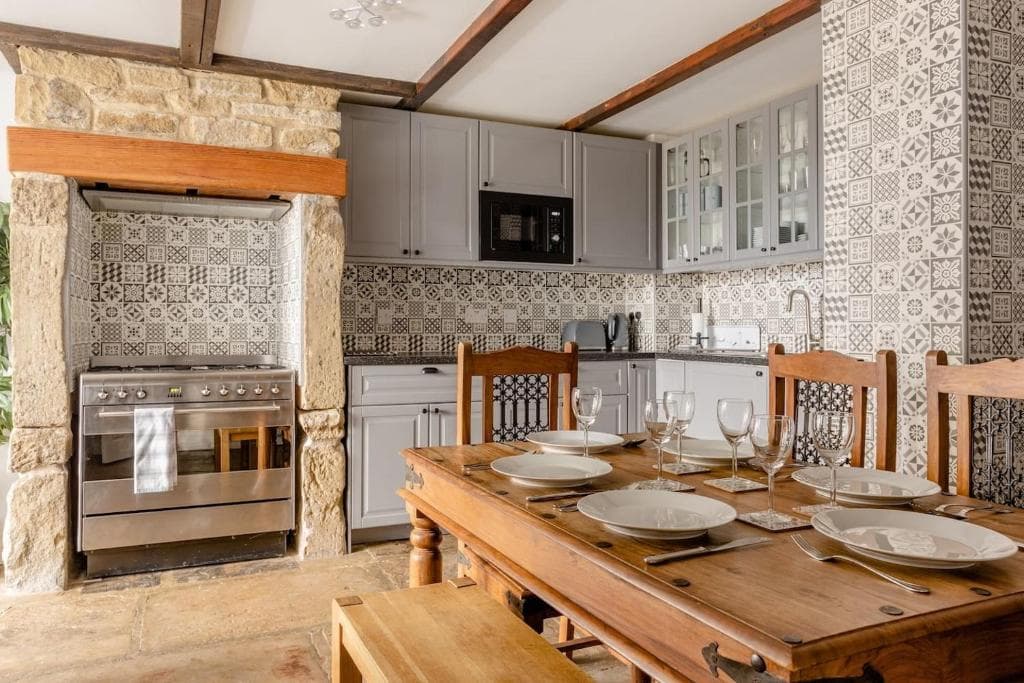 Delightful 2 bed flat in Old Mill-private garden Image 1