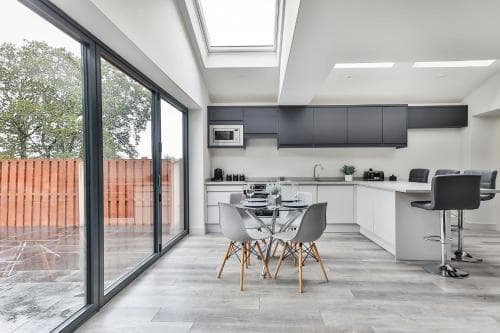 Large, Modern Apartment with En-suites, Wifi, Parking Image 3