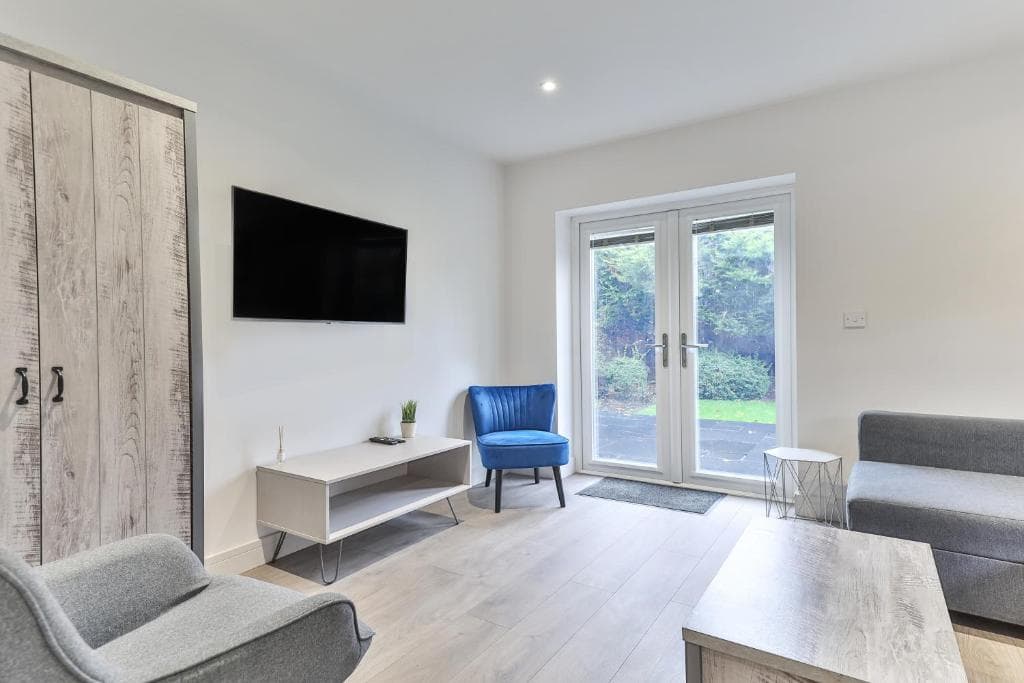 3 Bed Refurbished, Modern House, WiFi, Patio area Image 1