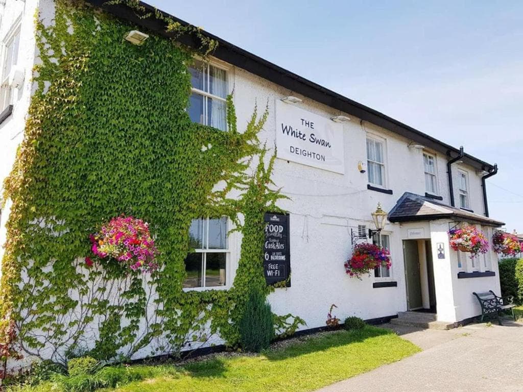 The White Swan Deighton Image 1