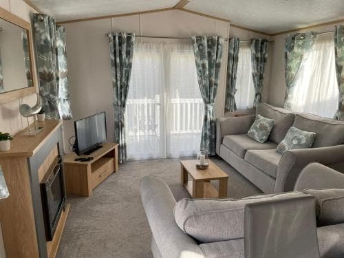 Yorkshire Lodge with Hot Tub Image 3