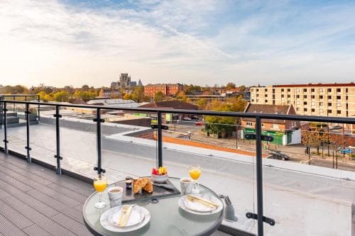 Amazing 2 bed Apartment with Roof Terrace in the heart of York Image 3