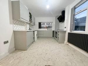 Spacious, Bright, Private 3 Bed Family Home Image 2