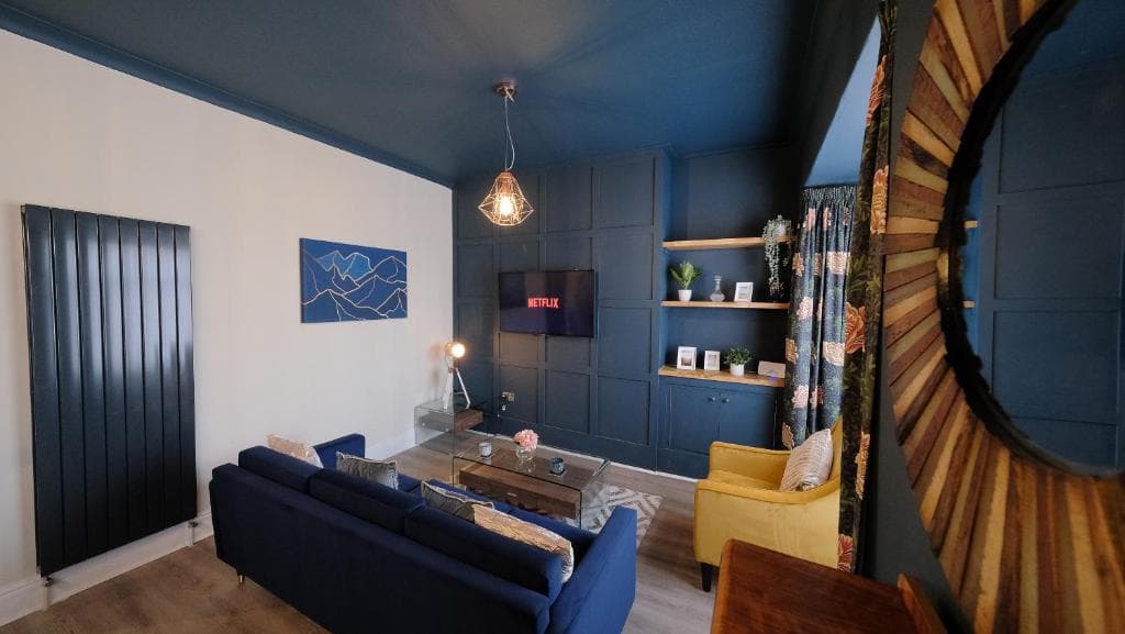 Crows Nest - Sleeps 6 nr North Bay beach and town Image 1