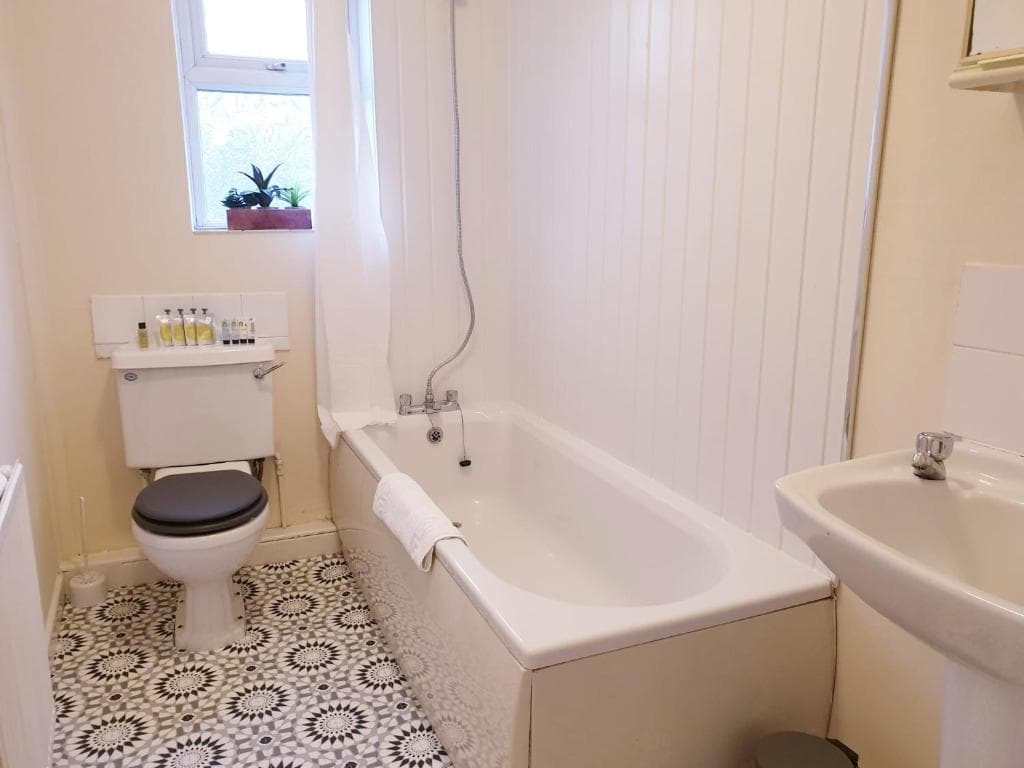 The Harrington 2 Bedroom House Doncaster - Hosted by Seren Property Image 1