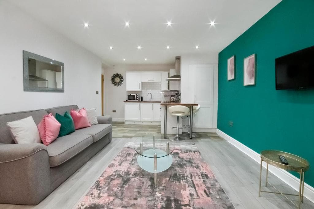 Apartment 4 The Keyes- Stunning & Stylish Apartment With Free Parking Image 4