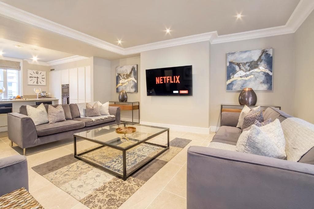 The Presidential Suite, with parking! Image 3