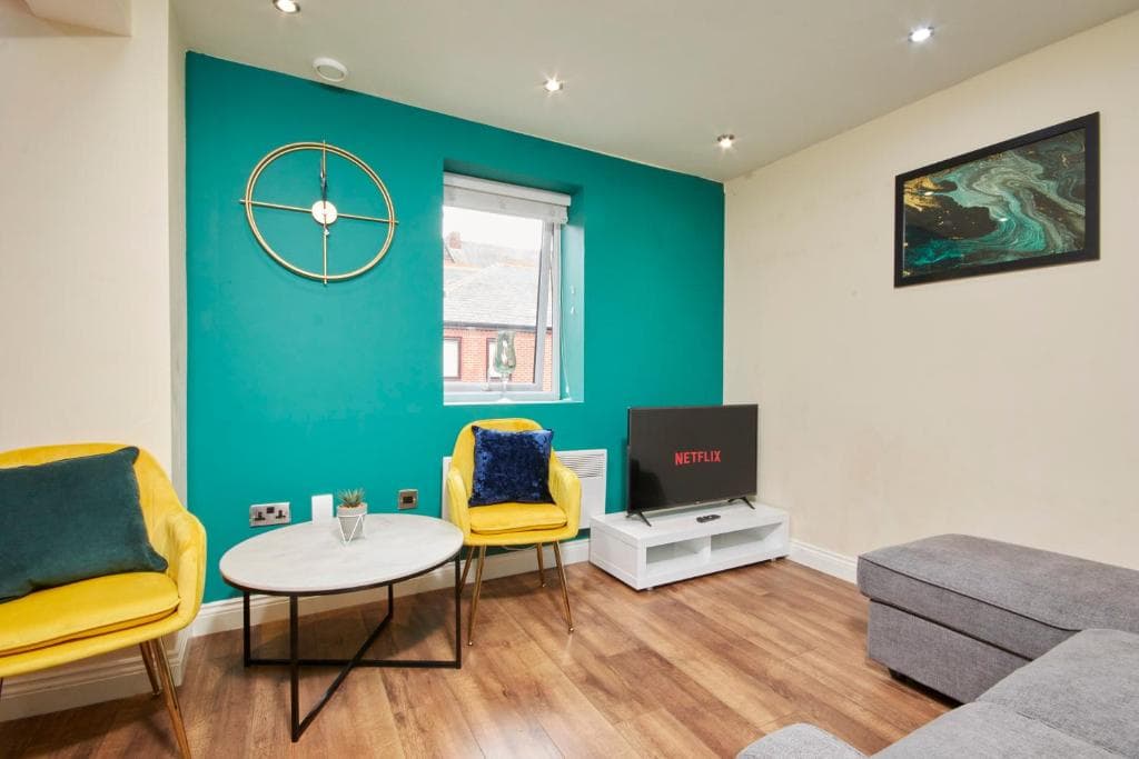 The Emerald Abode of Leeds - Sleeps 6 - Parking Image 3